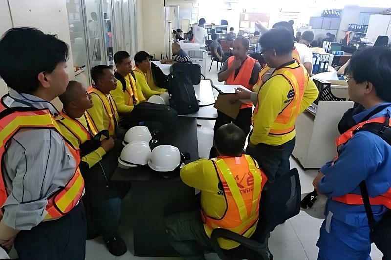 Crew briefing before site work