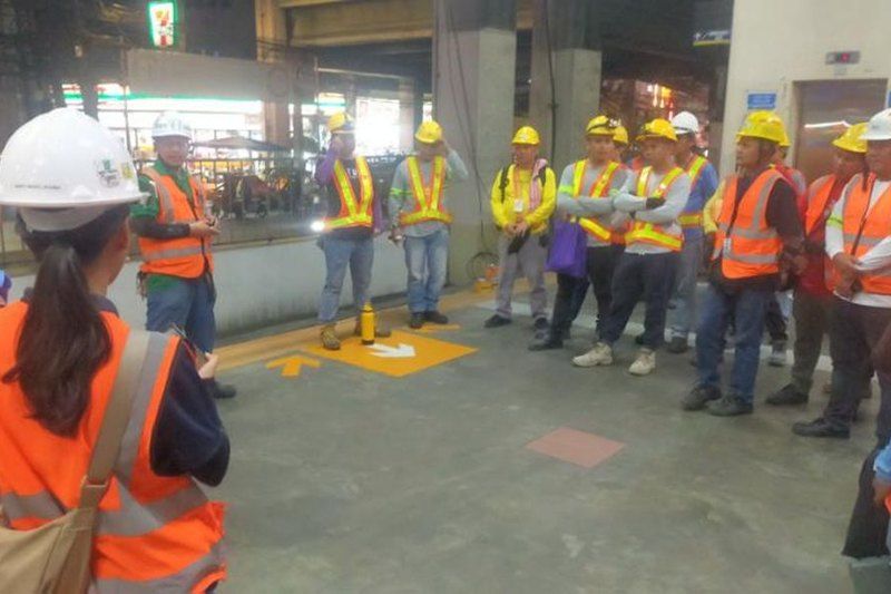 Toolbox meeting before night works on MRT-3