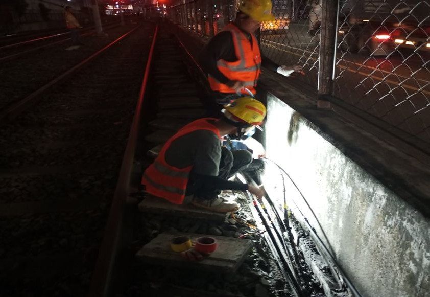 Night works on the operating MRT-3 line